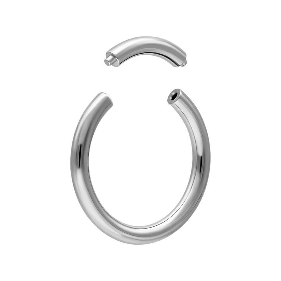 Anello segmento in titanio argento con segmento rimovibile su sfondo bianco.