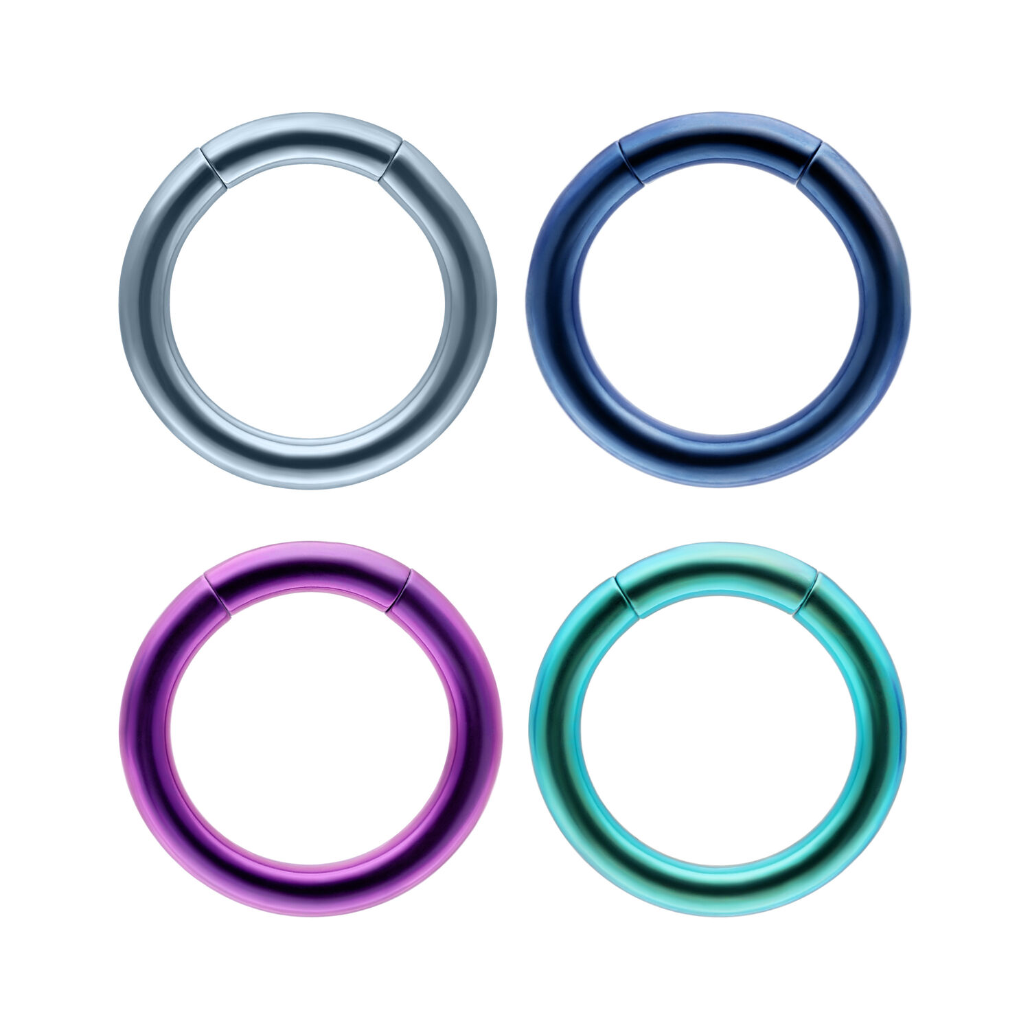 Quattro anelli segmentati anodizzati in blu scuro, viola, azzurro e verde scuro su sfondo bianco