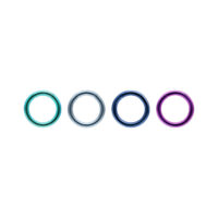 Quattro anelli segmentati anodizzati in verde scuro, azzurro, blu scuro e viola su sfondo bianco