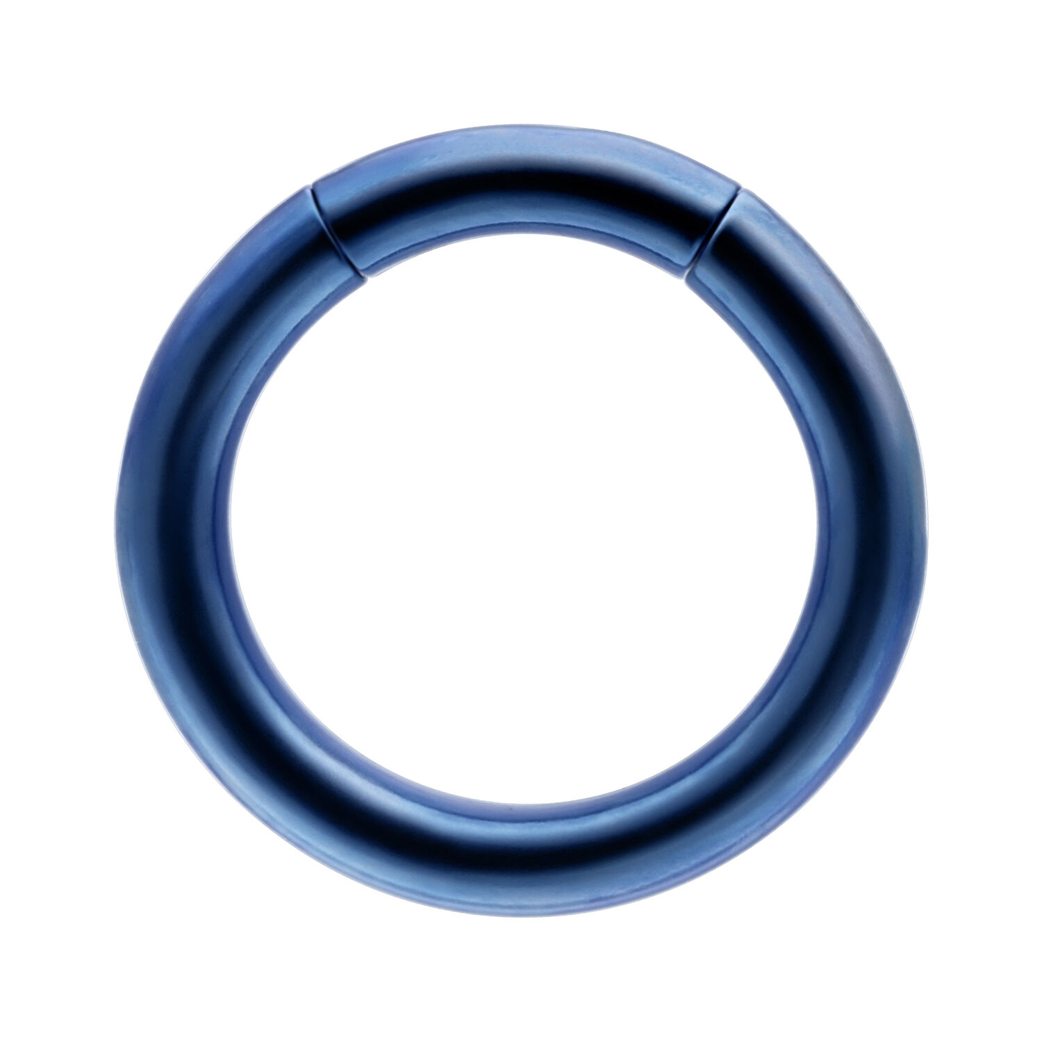 Anello segmentato blu scuro in titanio su sfondo bianco