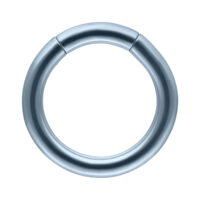 Anello segmentato in titanio azzurro chiaro con spessore di 1,2 mm su sfondo bianco