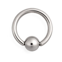 Anello a sfera in titanio argento con sfera su sfondo bianco