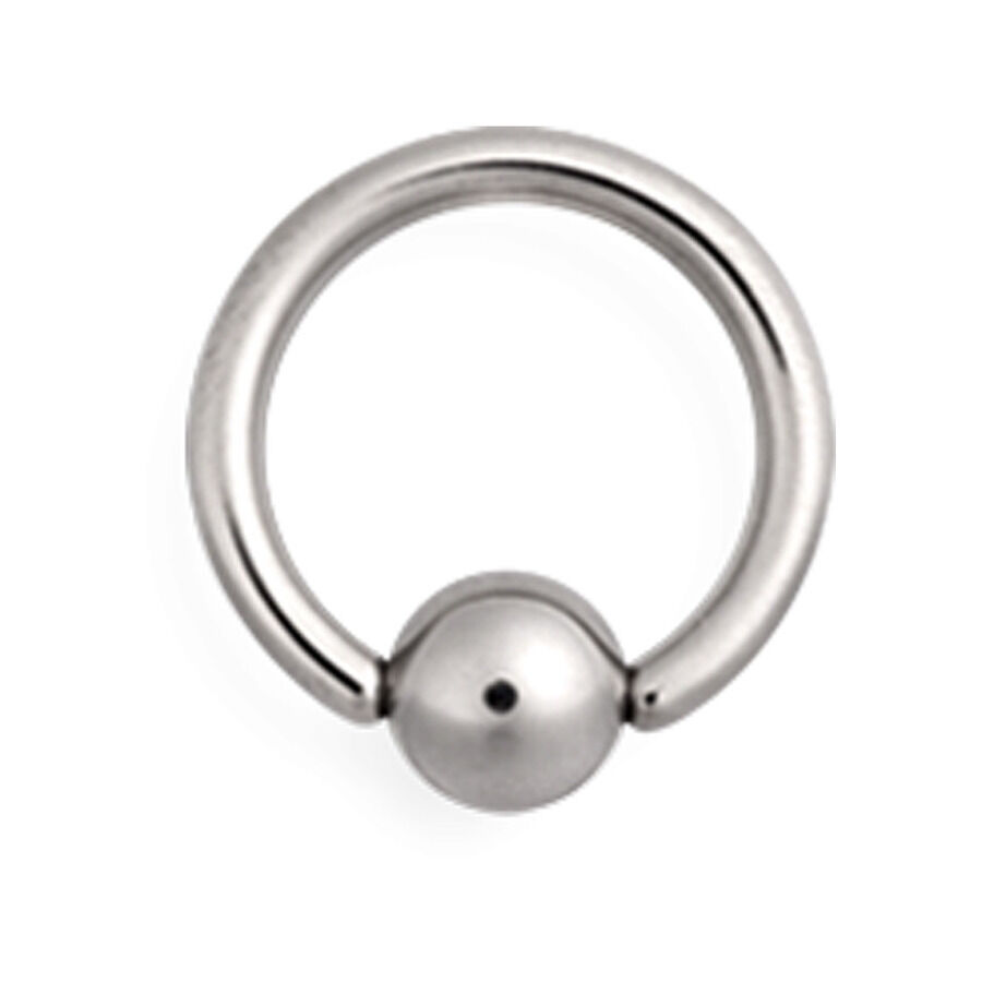 Anello a sfera in titanio argento con sfera su sfondo bianco