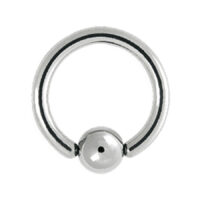 Anello a sfera in titanio argento con chiusura a sfera su sfondo bianco