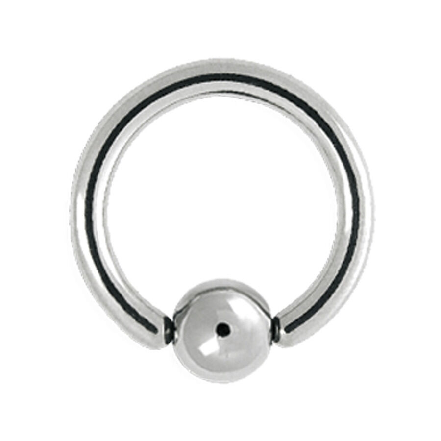 Anello a sfera in titanio argento con chiusura a sfera su sfondo bianco