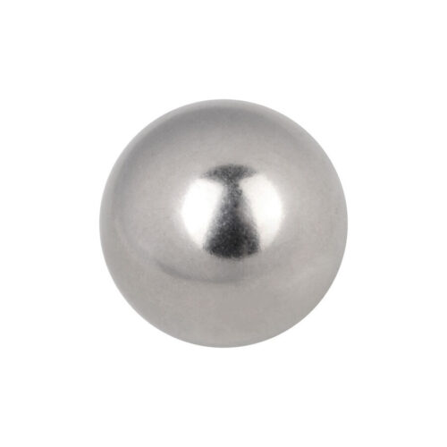 Sfera argento in titanio con superficie liscia su sfondo bianco