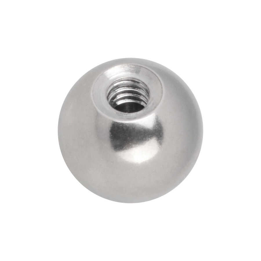 Sfera filettata in titanio argento con filettatura interna su sfondo bianco