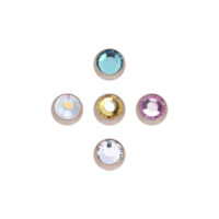 Cinque sfere per piercing in oro rosa con cristalli di vari colori su sfondo bianco