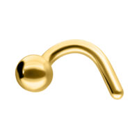 Piercing nasale dorato con forma curva su sfondo bianco