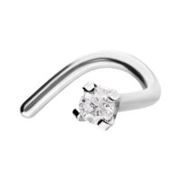 Piercing al naso in argento con cristallo trasparente su sfondo bianco