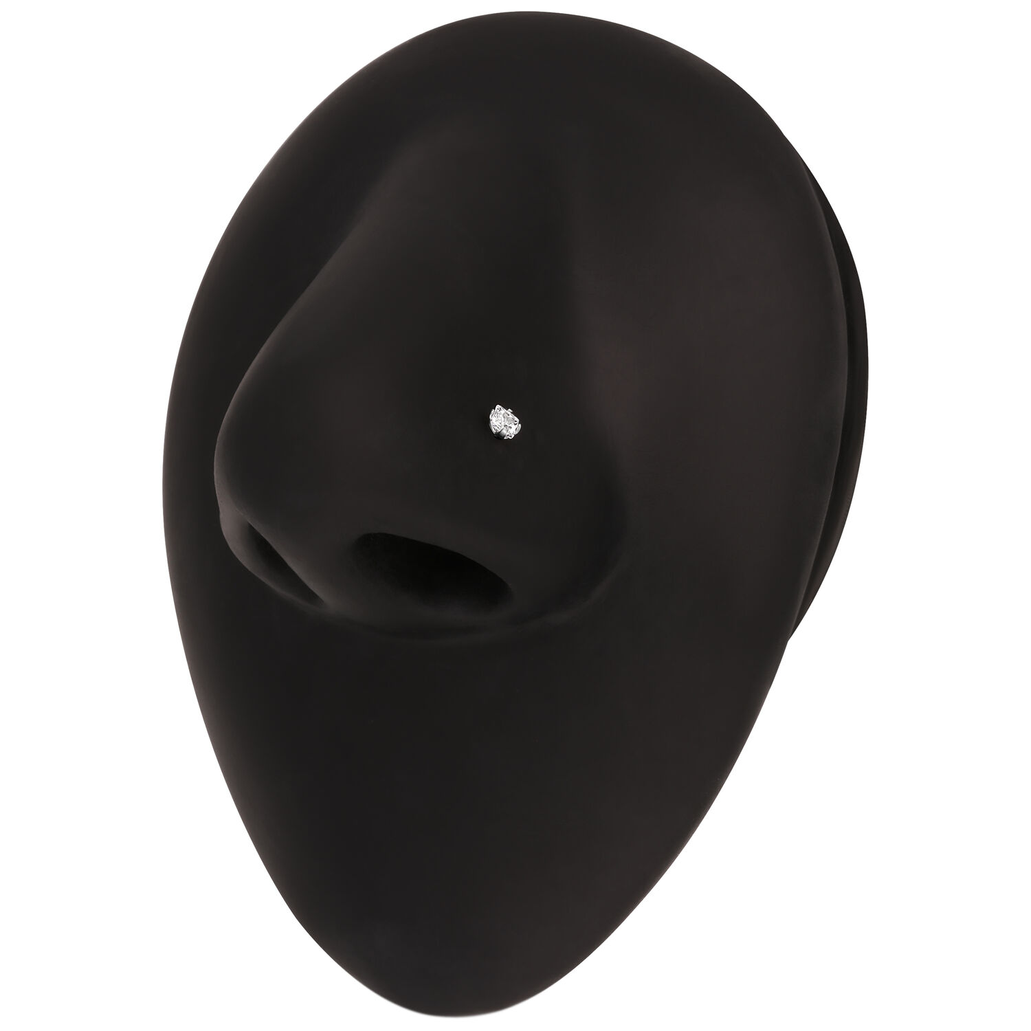 Modello nero di un naso con piercing nasale in argento e cristallo chiaro