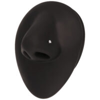 Modello di naso nero con piercing al naso in cristallo chiaro, sfondo studio