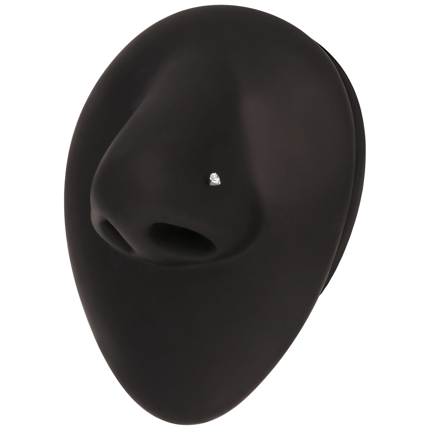 Modello di naso nero con piercing al naso in cristallo chiaro, sfondo studio