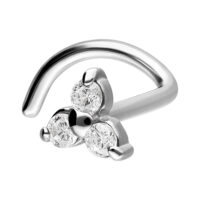 Piercing al naso in argento con tre cristalli chiari su sfondo bianco