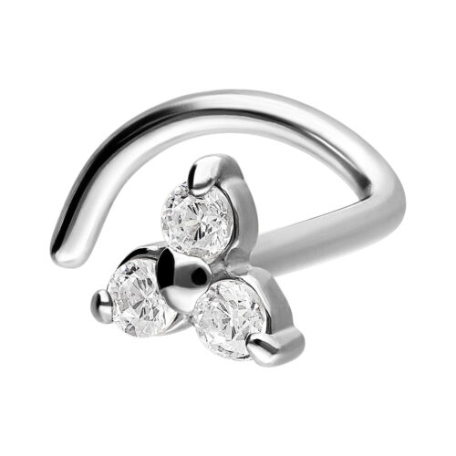 Piercing al naso in argento con tre cristalli chiari su sfondo bianco