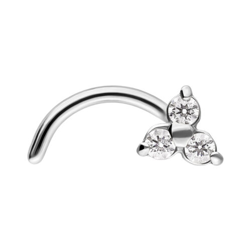 Piercing naso in argento con tre cristalli chiari su sfondo bianco