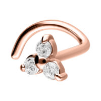 Piercing nasale in oro rosa con tre cristalli chiari su sfondo bianco