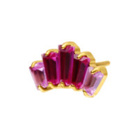 Inserto piercing dorato con cinque cristalli baguette rossi su sfondo bianco