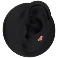 Modello di orecchio nero con accessorio baguette rosso per piercing Push Fit