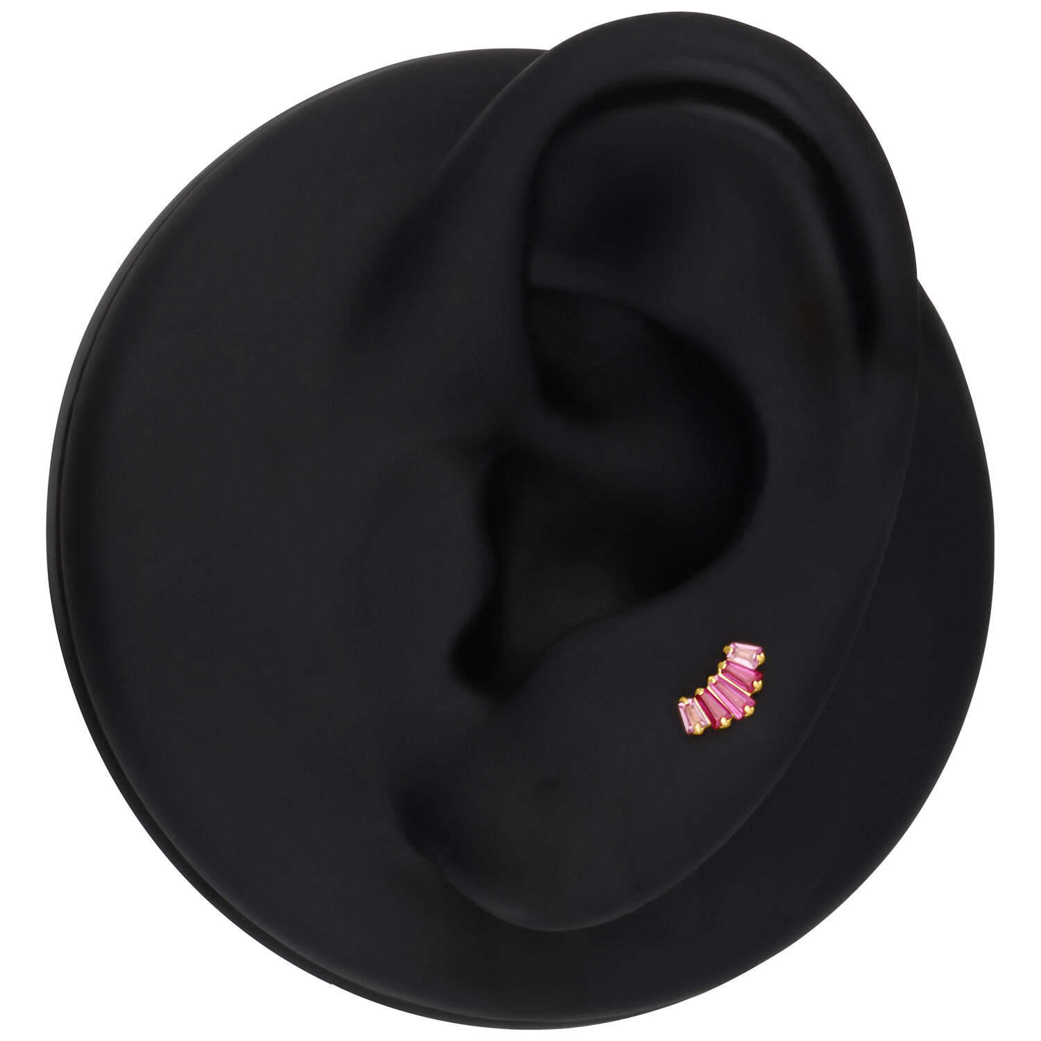 Modello di orecchio nero con accessorio baguette rosso per piercing Push Fit