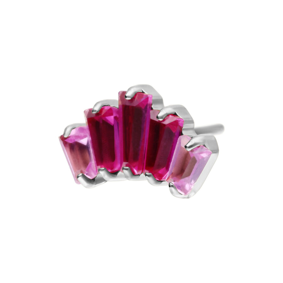 Inserto color argento con cristalli baguette rosso rubino su sfondo bianco