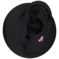 Inserto Push Fit argento con cristalli rubino su un modello di orecchio nero