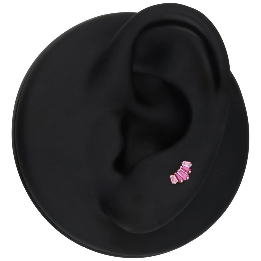 Inserto Push Fit argento con cristalli rubino su un modello di orecchio nero