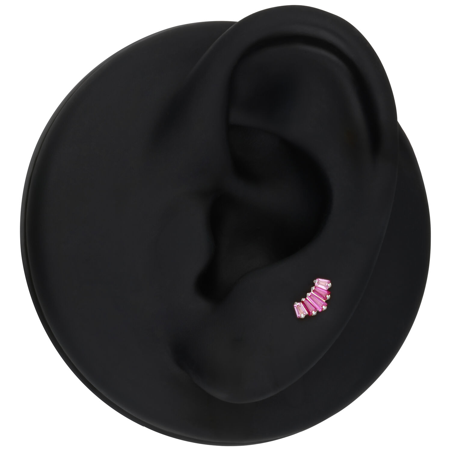 Inserto Push Fit argento con cristalli rubino su un modello di orecchio nero