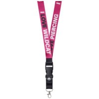 Lungo lanyard rosa con clip nero e scritte 'I LOVE WILDCAT' e 'I LOVE PIERCING' su sfondo bianco