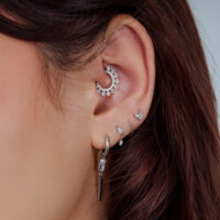 Orecchio con più piercing, incluso un Clicker Halo di Cristallo d'argento nella conca.