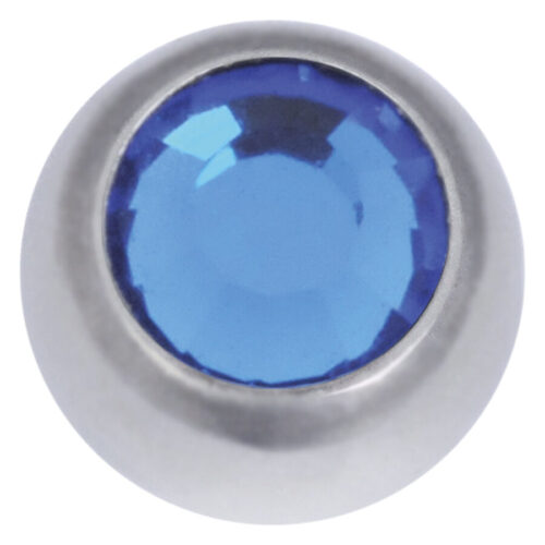 Sfera d'argento con cristallo blu Capri sfaccettato su sfondo bianco