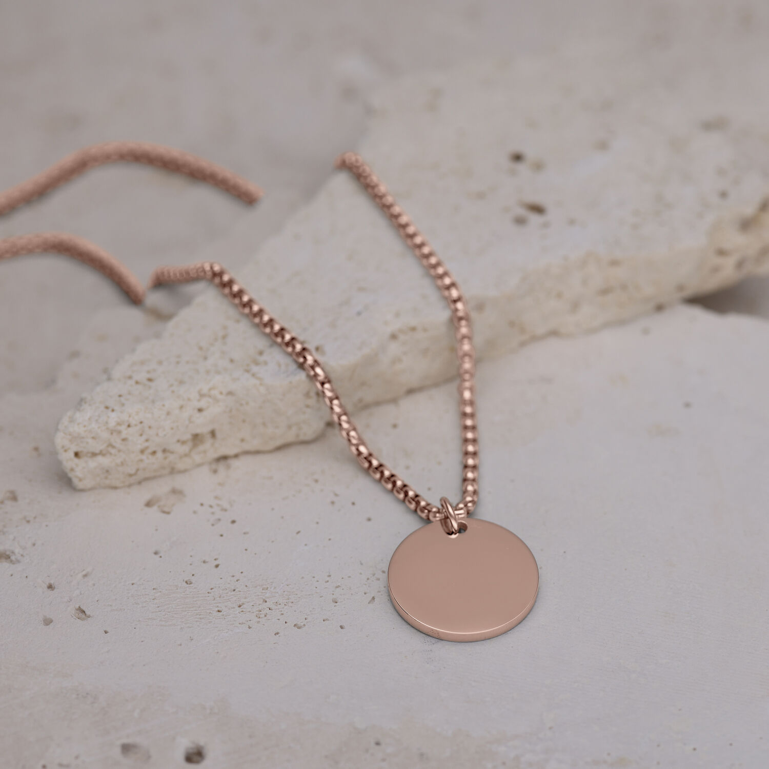 Collana in oro rosa con pendente rotondo su pietra chiara