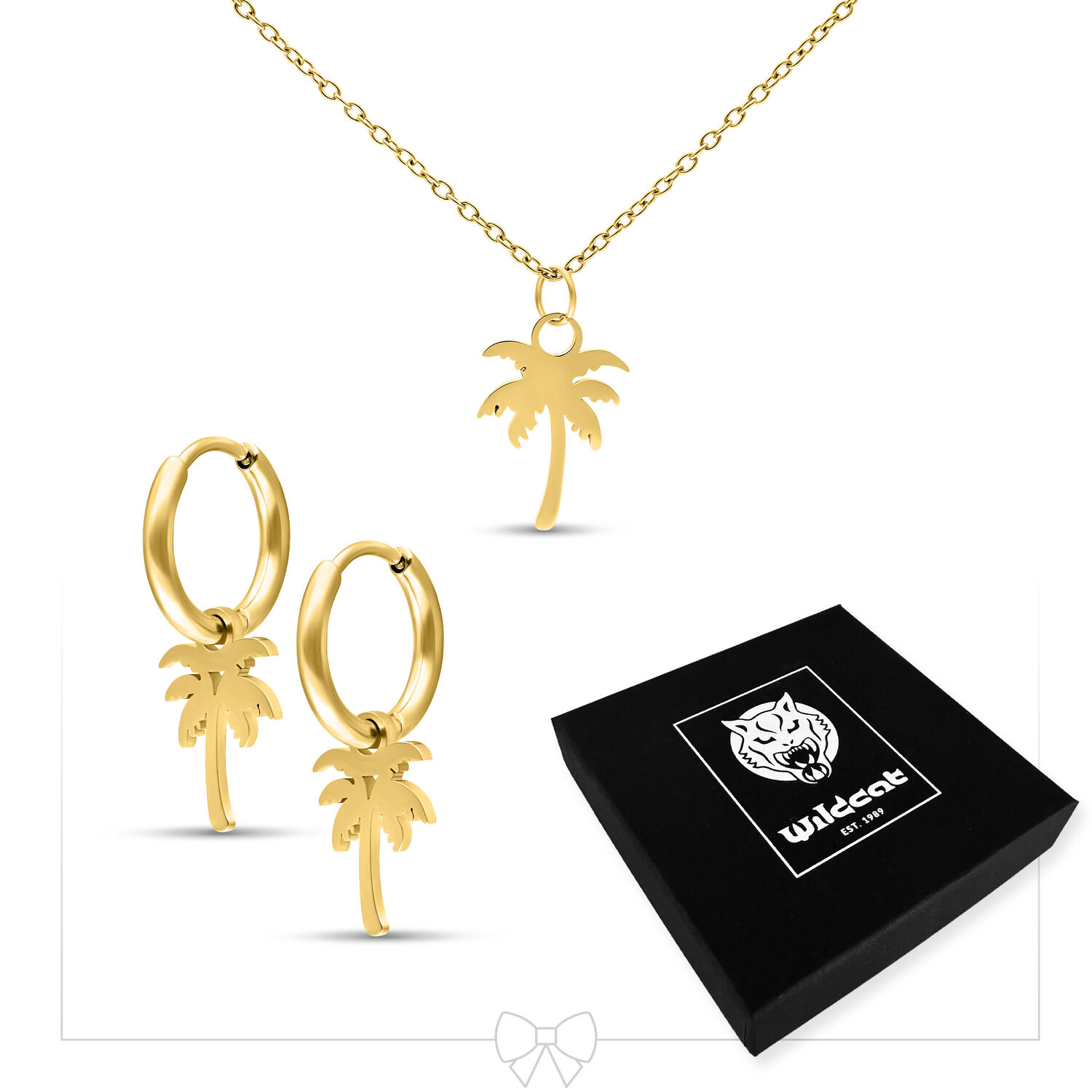 Set di gioielli dorati con palme, collana e orecchini a cerchio Collana dorata con ciondolo a palma e orecchini a cerchio abbinati su sfondo bianco, scatola nera accanto