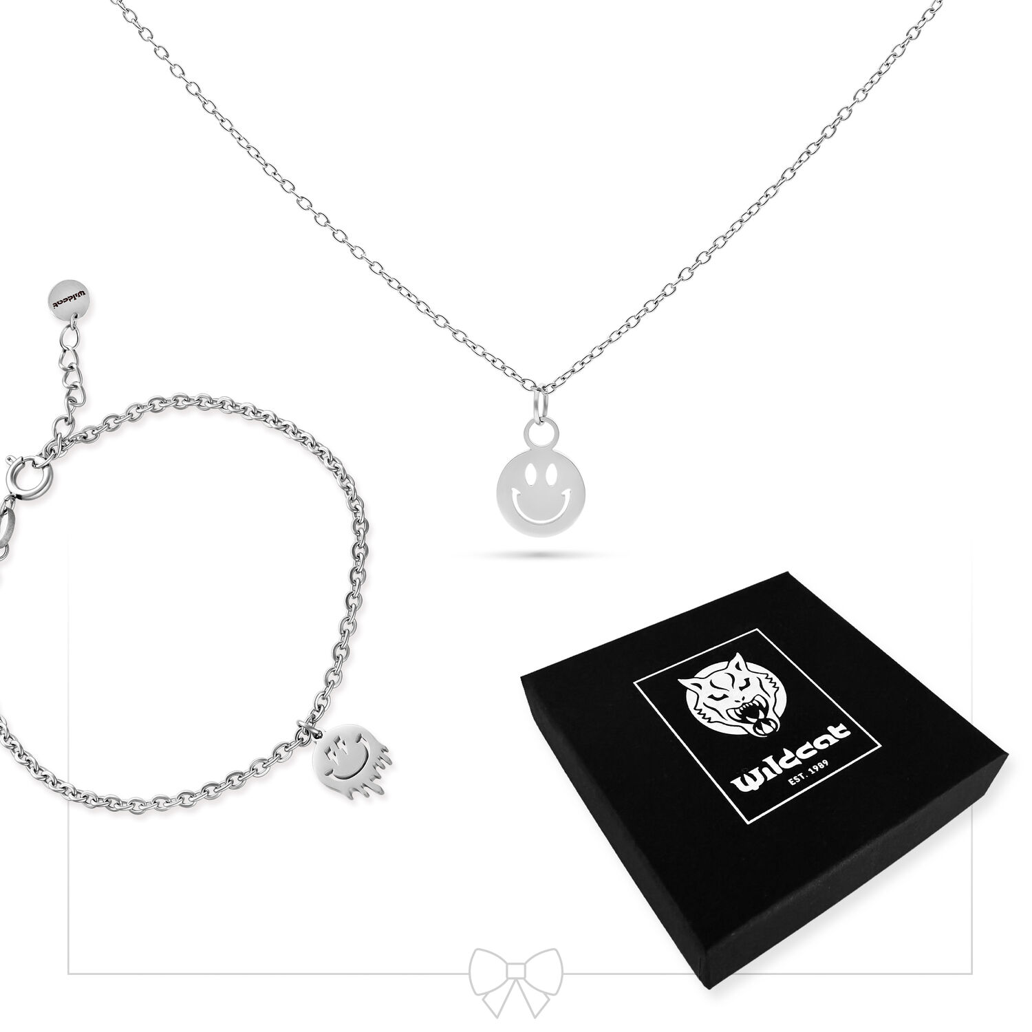 Bracciale e collana Smiley in argento con scatola regalo su sfondo bianco