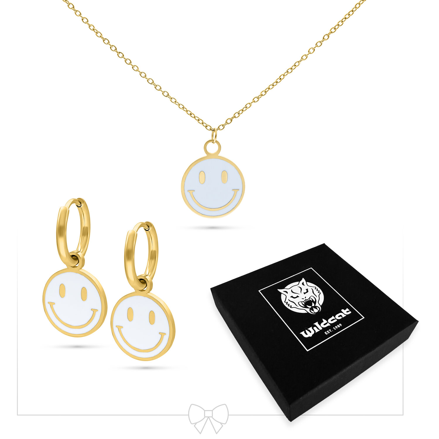Collana dorata con ciondolo Smiley e orecchini abbinati accanto a una scatola nera Wildcat