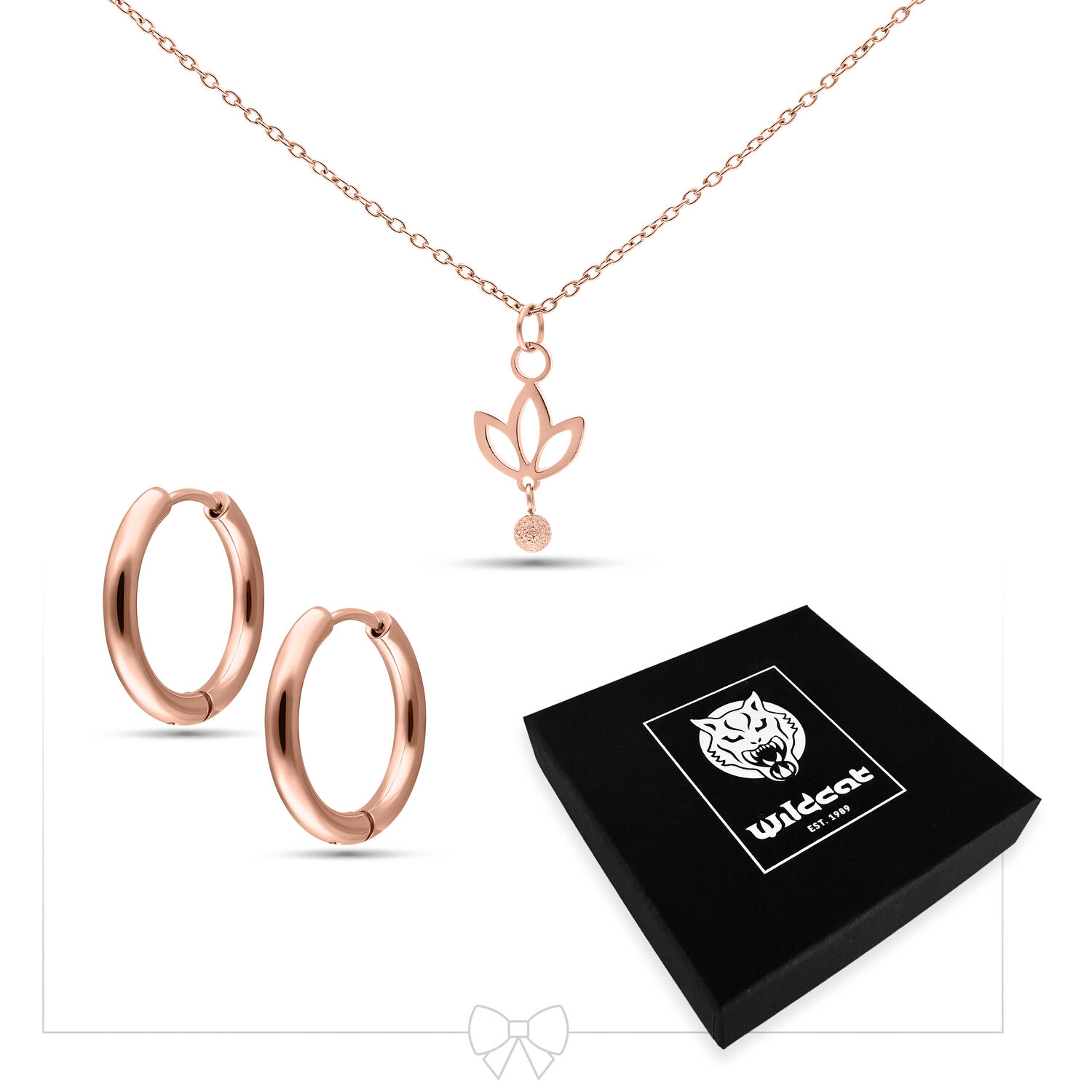 Collana in oro rosa con ciondolo e orecchini a cerchio su sfondo bianco