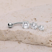 Banana barbell in argento con tre cristalli chiari su una pietra chiara