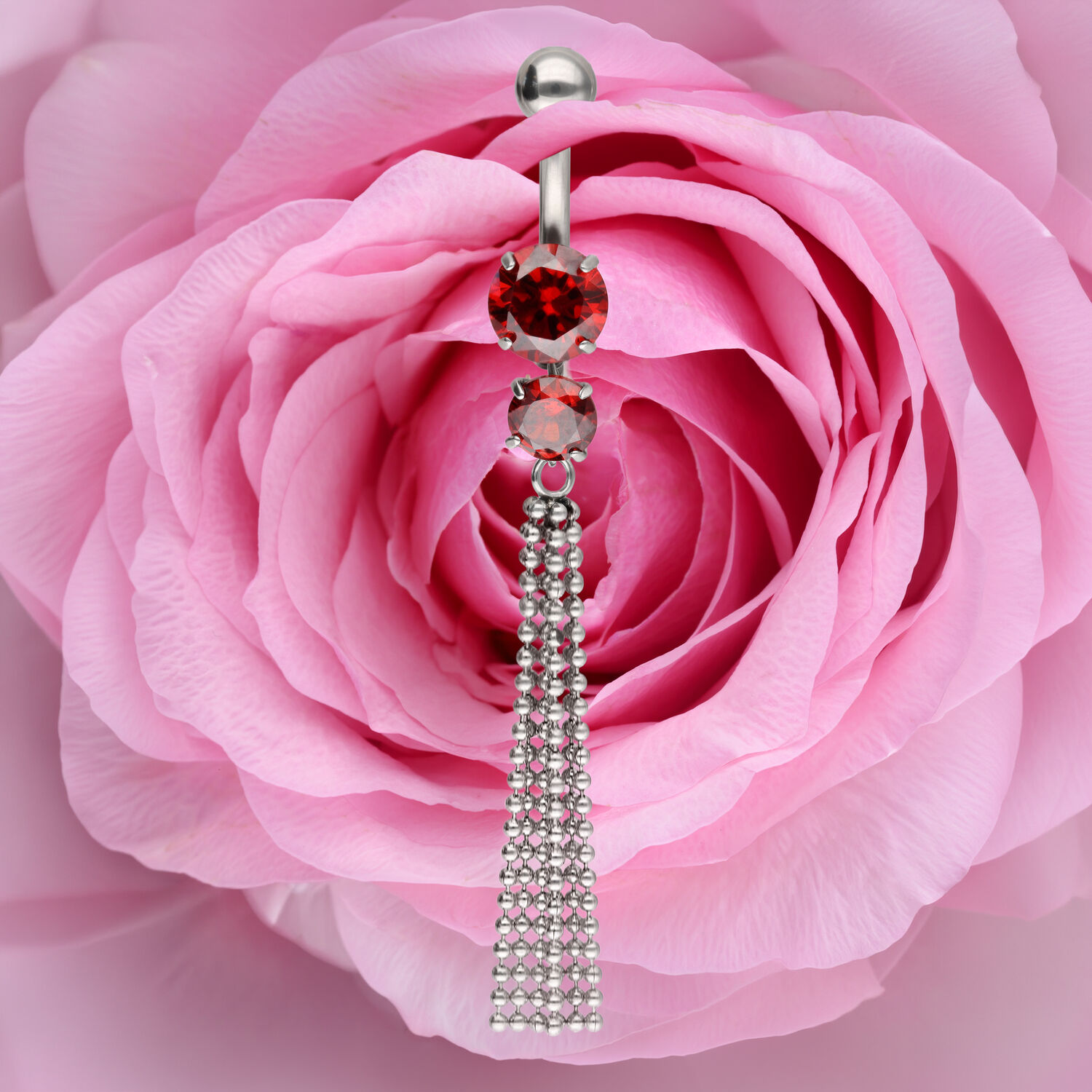 Banana piercing in argento con cristalli rossi e catene su rosa rosa