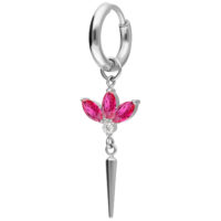 Orecchino d'argento con cristalli rossi e pendente appuntito su sfondo bianco