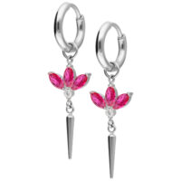 Cerchi d'argento con fiori di cristallo rosso e pendenti appuntiti su sfondo bianco