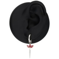 Orecchino in argento con cristalli rossi su un modello di orecchio nero