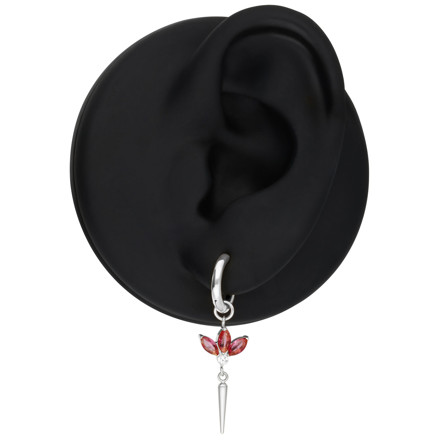 Orecchino in argento con cristalli rossi su un modello di orecchio nero