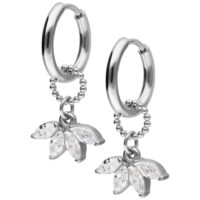 Orecchini a cerchio in argento con pendente di cristallo a forma di foglia, su sfondo bianco