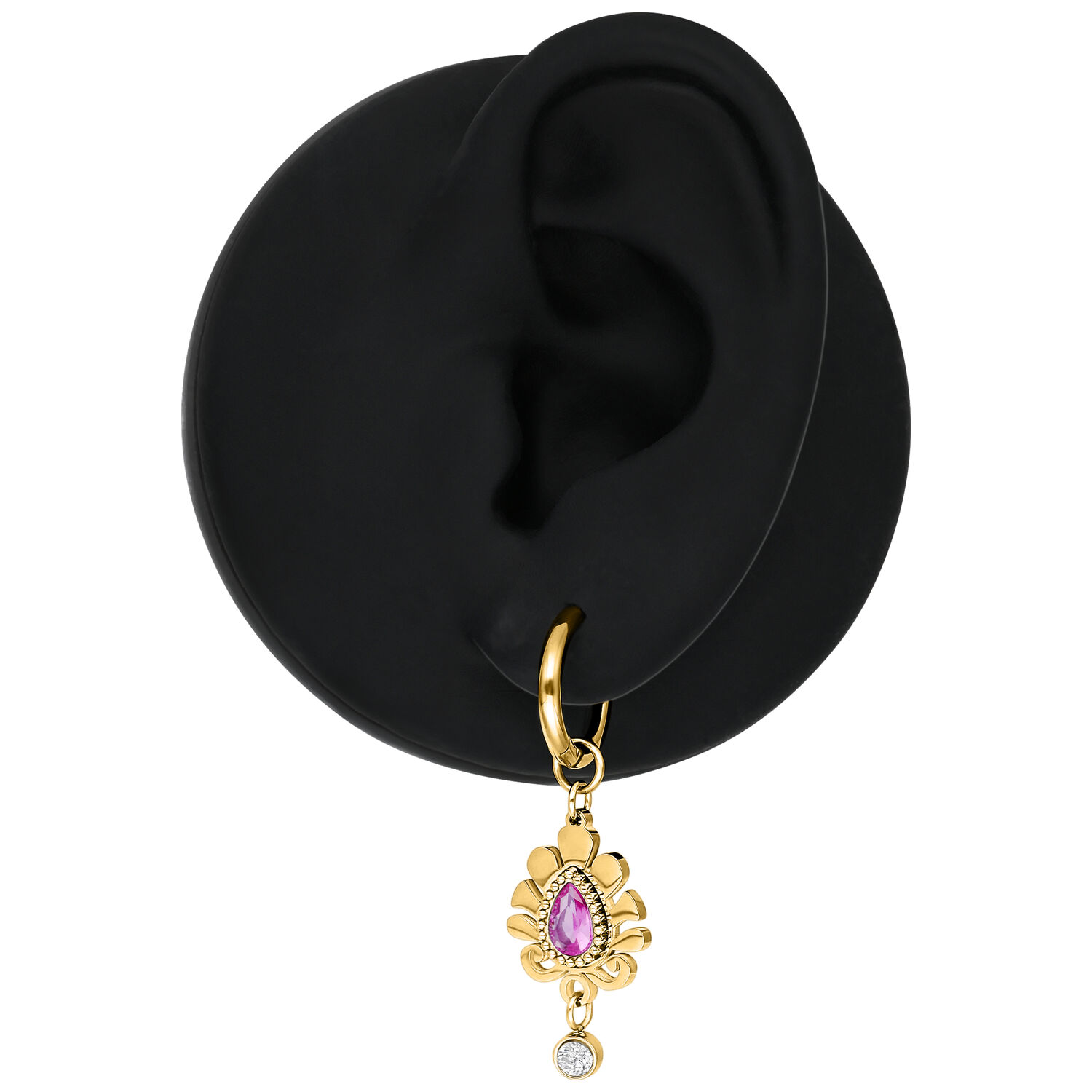 Orecchino d'oro con cristallo rosa Orecchino d'oro con cristallo rosa su un modello di orecchio nero