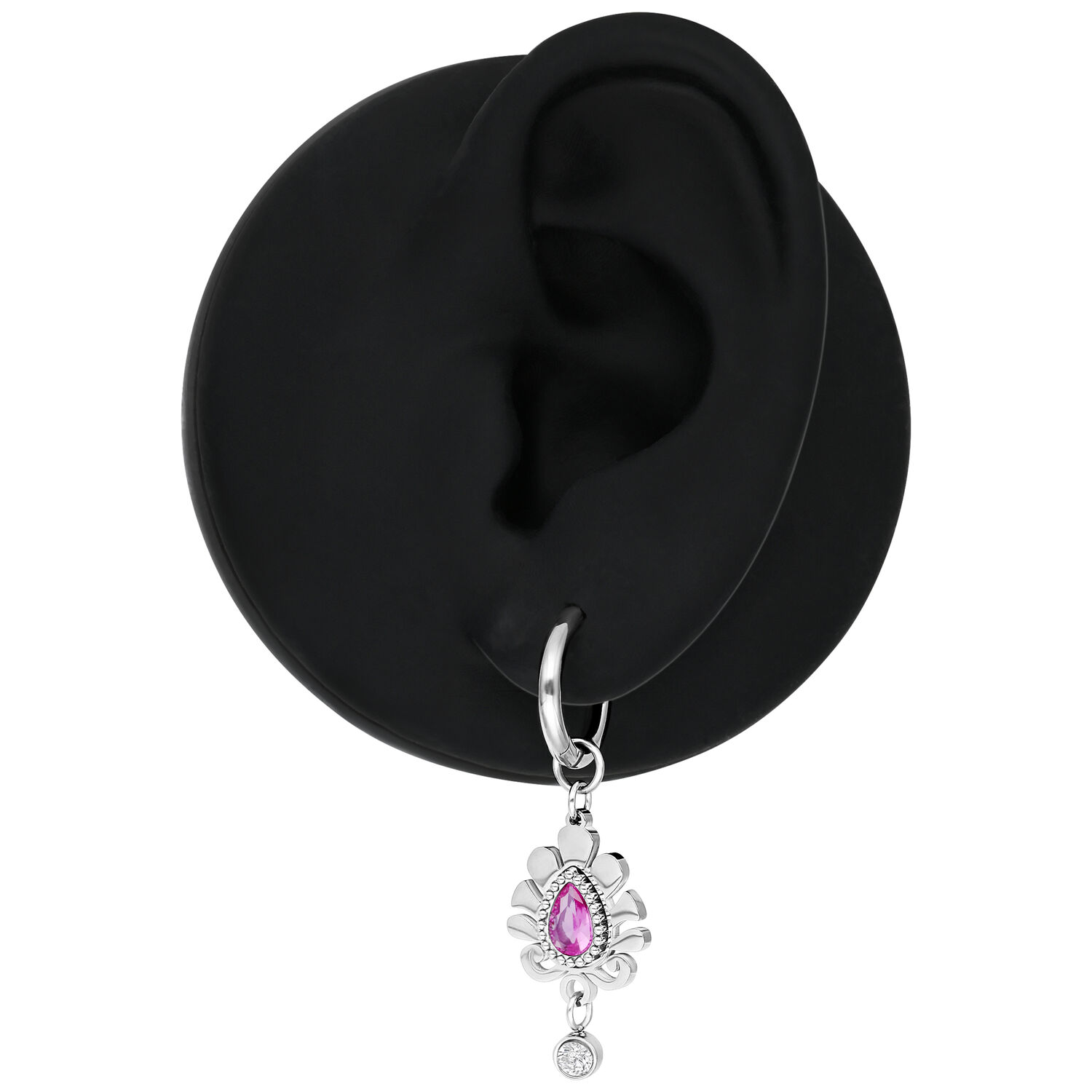 Orecchino d'argento con pendente di cristallo rosa su un modello di orecchio nero