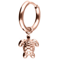Orecchino in oro rosa con ciondolo a tartaruga su sfondo bianco