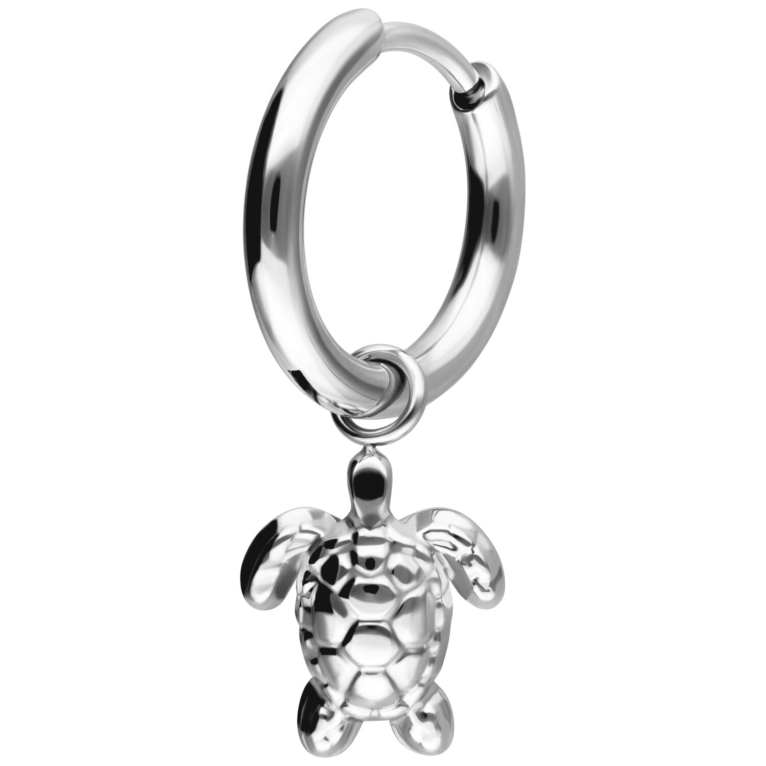 Orecchino a cerchio d'argento con un piccolo ciondolo a forma di tartaruga su sfondo bianco