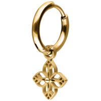 Orecchino dorato con ornamento floreale Orecchino a cerchio dorato con pendente floreale su sfondo bianco