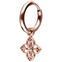 Orecchino in oro rosa con pendente floreale su sfondo bianco