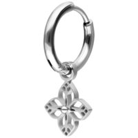 Orecchino a cerchio argento in acciaio inossidabile con ciondolo floreale su sfondo bianco